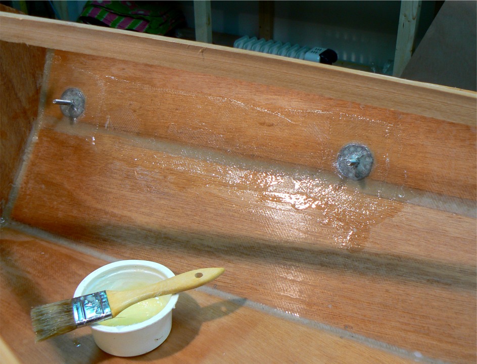 Et voil&agrave; : le tissu de verre satur&eacute; d'&eacute;poxy est devenu invisible et l'on voit de nouveau les embases des tiges filet&eacute;es. 