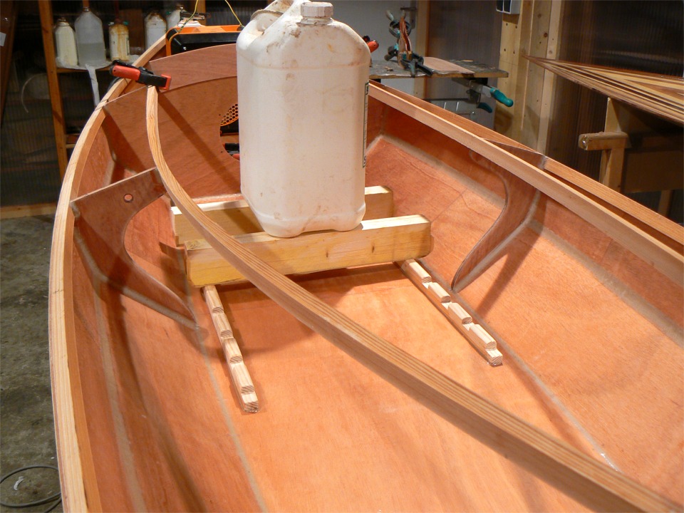 Je colle les baguettes en pin qui vont servir de cr&eacute;maill&egrave;re pour caler le si&egrave;ge et lui donneront un d&eacute;battement longitudinal de 21 cm afin d'accomoder toutes les tailles de kayakiste et surtout ajuster l'assiette longitudinale du Mill Creek, en conjonction avec les cale-pieds, eux-m&ecirc;mes r&eacute;glables sur 26 cm.