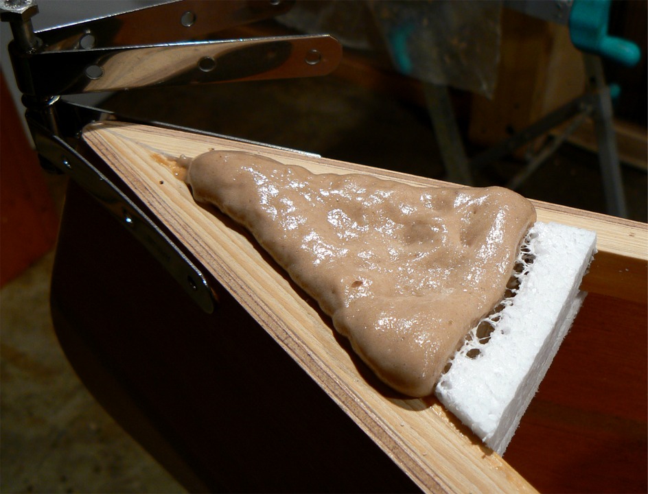 Quand &ccedil;a a commenc&eacute; &agrave; fumer, je me suis donc pr&eacute;cipit&eacute; pour mettre un ventilateur en batterie afin de tenter de refroidir le corpus delicti, mais le polystyr&egrave;ne expans&eacute; est aussi un excellent isolant... Finalement, il n'y a pas eu trop de mal, juste un petit affaissement dans le milieu, heureusement que j'avais bien rempli... Et c'est bien une ferrure de gouvernail qui est positionn&eacute;e sur le haut de l'&eacute;tambot. 