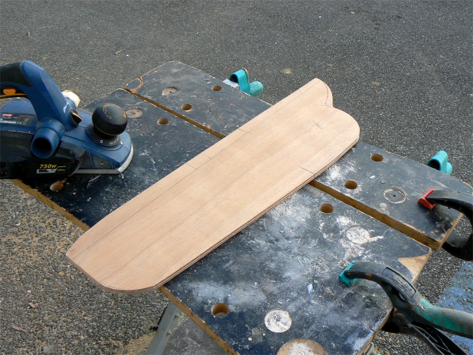 Je recommence &agrave; z&eacute;ro la fabrication de mon gouvernail : voici le nouveau safran d&eacute;coup&eacute;, pr&ecirc;t pour son profilage. 