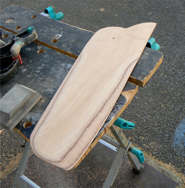 Et voici le nouveau safran profil&eacute;, il ne reste plus qu'&agrave; percer deux trous, l'un pour le tendeur qui le tiendra en position basse et l'autre pour la manoeuvre qui permettra de le relever, au bout de la corne (ou de la nageoire). 