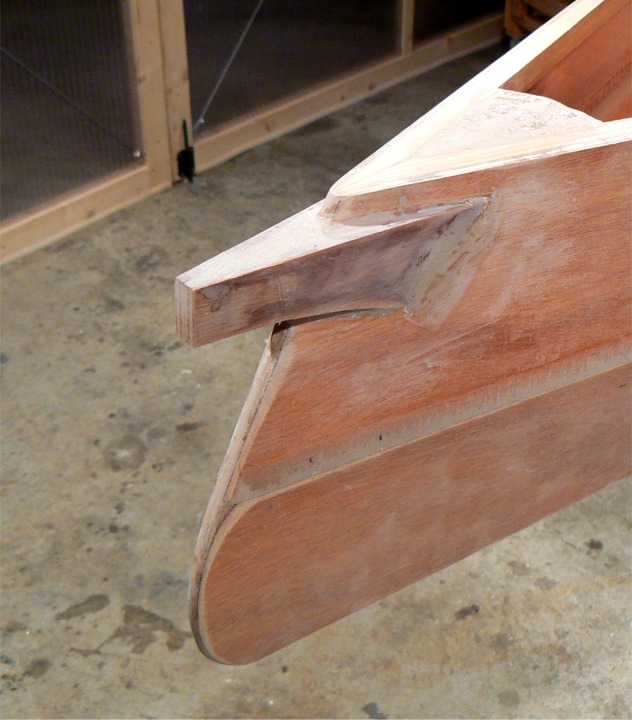 Voici le m&ecirc;me organe apr&egrave;s un premier pon&ccedil;age. Il est vite apparu que le gouvernail fix&eacute; par une seule ferrure manquerait de r&eacute;sistance en torsion, et j'ai donc d&eacute;cid&eacute; d'utiliser deux jeux de f&eacute;melots-aiguillots : celui du haut sera fix&eacute; sur cette potence et celui du bas enfourchera l'&eacute;tambot au niveau du joint entre les panneaux lat&eacute;raux et de bouchain. 