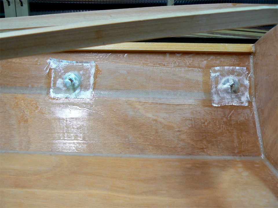 Je stratifie encore une couche de renfort sur les fixations des glissi&egrave;res de support des cale-pieds r&eacute;glables, &ccedil;a fait trois couches et &ccedil;a va &ecirc;tre bon. Je viens de poser mes carr&eacute;s de tissu de verre sur une couche d'&eacute;poxy fra&icirc;che, plus qu'&agrave; finir de les saturer. 