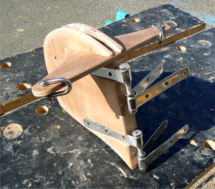 Montage &agrave; blanc des ferrures de gouvernail.