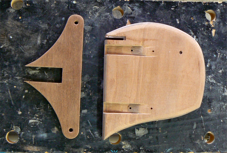 Voici la t&ecirc;te du nouveau gouvernail, &agrave; droite, et le guignol &agrave; gauche, qui s'ins&egrave;re dans la fente du haut du gouvernail et sur lequel seront frapp&eacute;s les c&acirc;bles de commande. Il manque encore sur le gouvernail les deux ancrages du tendeur de rappel du safran en position basse, mais comme d&eacute;j&agrave; dit, j'h&eacute;site encore sur le syst&egrave;me de commande du pivotement du safran. 