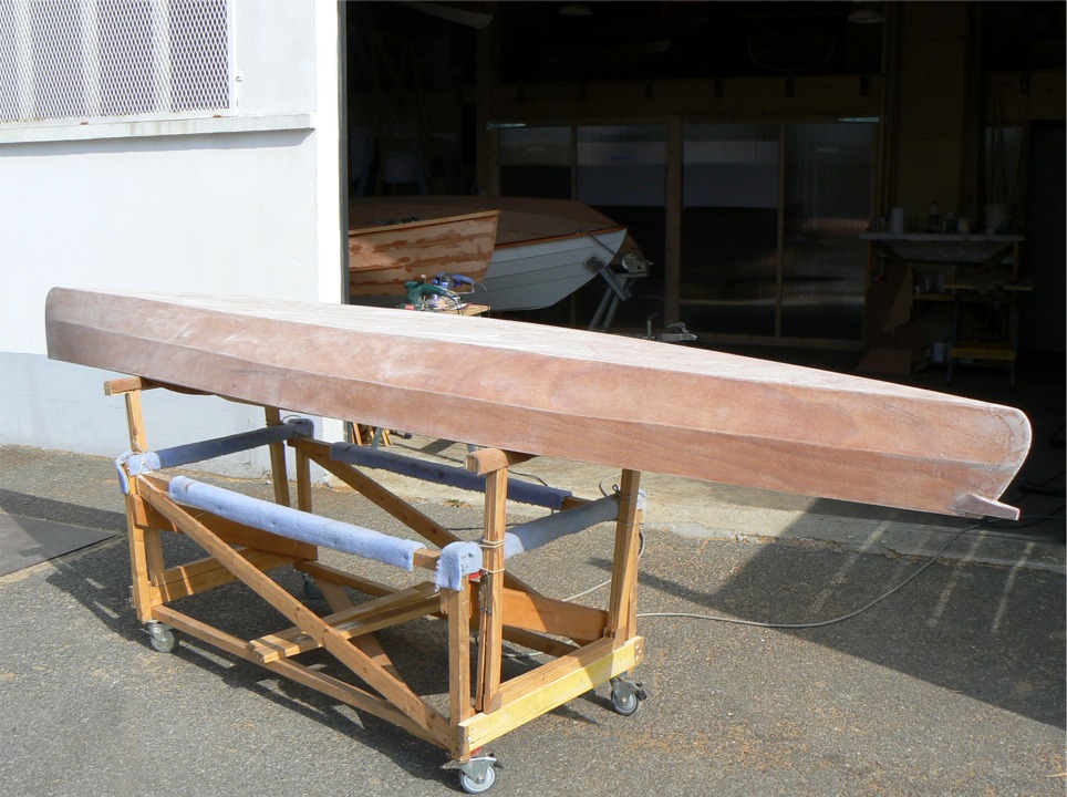 Chacun à son tour, je sors le Mill Creek pour poncer la seconde couche d'époxy sur la stratification de la coque. Voici la phase " loukoum"... 