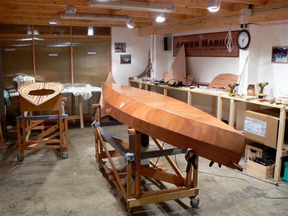 Retour du Mill Creek à l'intérieur pour passer une troisième et dernière couche d'époxy sur la coque. 