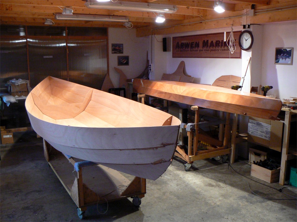 J'ai enlevé l'adhésif de la poupe et coupé puis extrait toutes les sutures de fil de cuivre. Après moult réflexions, j'ai décidé de déposer la membrure centrale afin d'avoir un meilleur accès pour travailler sur la surface intérieure. J'y suis allé doucement afin de m'assurer que la coque gardait sa forme sans le support de la membrure centrale. Nickel ! 