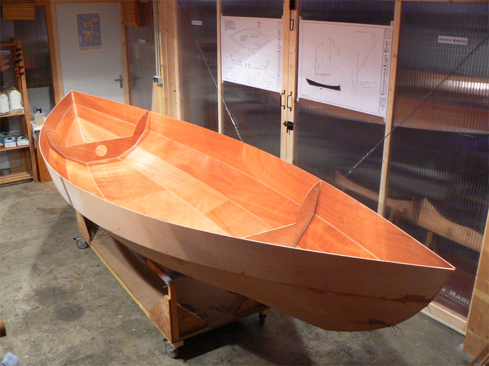 Cette photo met en valeur l'important volume de la coque du Skerry, malgré la grande finesse de ses lignes. 