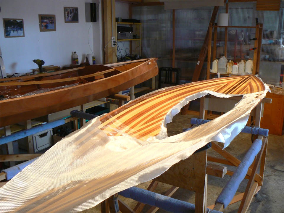 J'ai commenc&eacute; &agrave; saturer le tissu de verre : c'est cette stratification qui assurera la solidit&eacute; du pont, qui sera pris en sandwich par une seconde stratification, avec un tissu plus l&eacute;ger, sur sa face ext&eacute;rieure. Je ne ferai celle-ci qu'apr&egrave;s avoir finalis&eacute; le pon&ccedil;age du pont. 