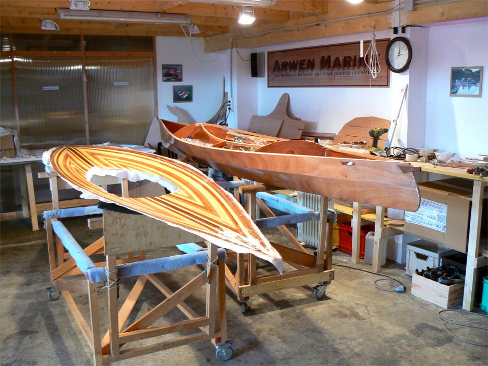 Tout le tissu de verre est saturé, et je vais coller le pont du Mill Creek sur la coque sans attendre que l'époxy ait durci, car le pont risquerait de se figer dans une conformation qui ne correspondrait plus à celle de la coque. 