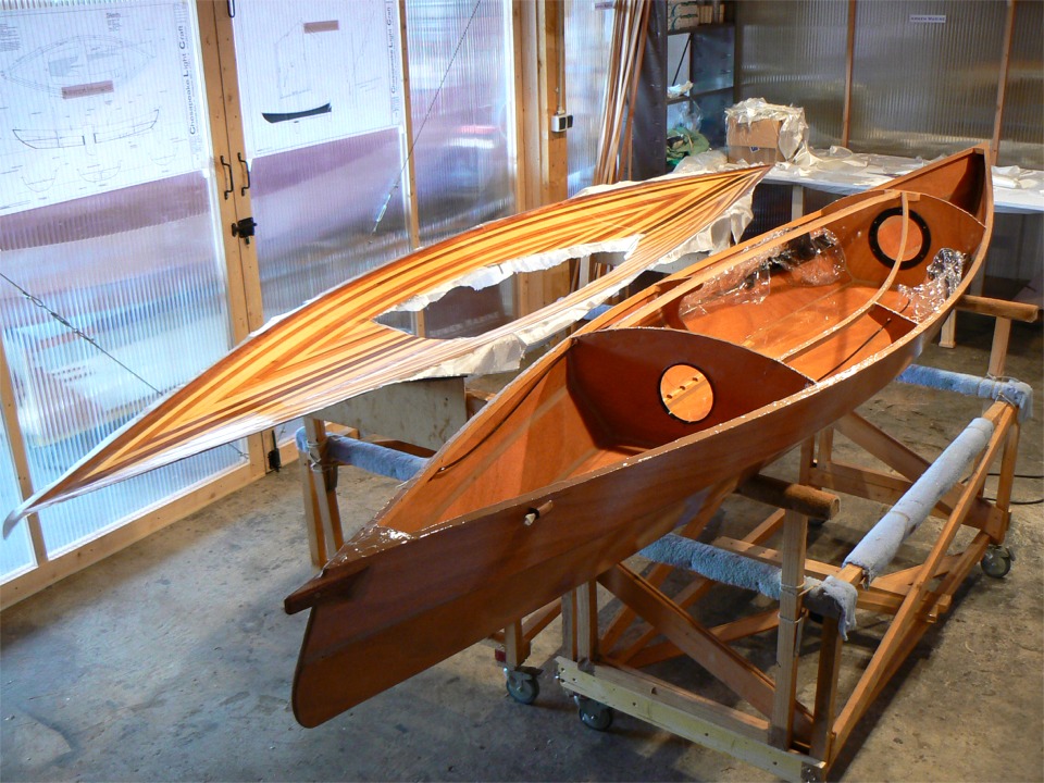 Nous y sommes : j'ai encollé à l'époxy chargée le dessus des serres bauquières, des cloisons, des courbes verticales et des élongis en vue du collage du pont. Tout cet encollage me rappelle un sport populaire dans les grandes entreprises, impliquant des mouches et beaucoup de minutie, mais c'est un tout autre sujet... 