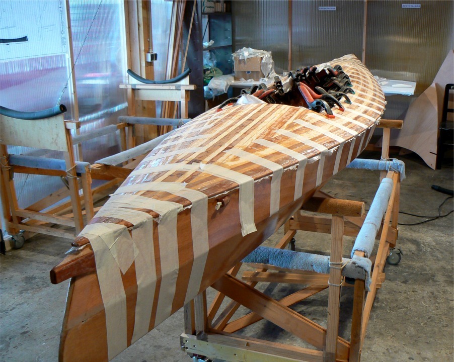 Voici une image qui doit chauffer le coeur de nos amis de chez Minnesota Mining and Manufacturing Company, dont le nom a changé en 2002 et qui fabriquent la bande adhésive que je viens d'utiliser prodigalement. En tout cas, elle chauffe mon coeur à moi, car je viens de passer une étape décisive dans la construction de ce bateau. 