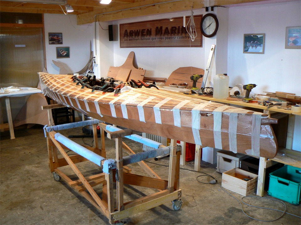 J'ai hâte que l'époxy ait assez durci pour enlever la bande adhésive et commencer le ponçage du pont et voir enfin le résultat final de mon travail avec les petites lattes... 