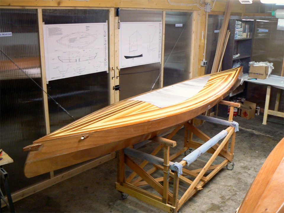 Et voilà le travail ! Les lattes du pont sont maintenant scellées entre deux stratifications, ce qui rend le pont pratiquement indestructible. Notez tout de même le "pratiquement"... 