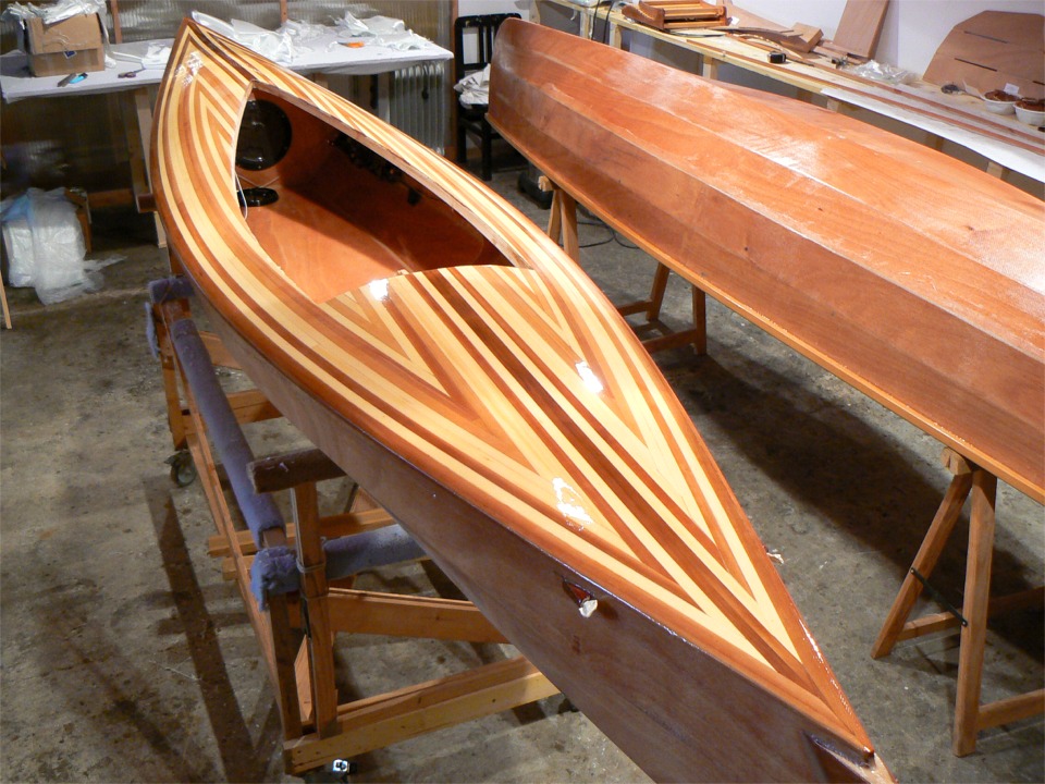 Après durcissement partiel de la stratification, je passe une seconde couche d'époxy bien grasse par-dessus afin de remplir la trame du tissu de verre. Plus qu'à laisser bien durcir et à nous le ponçage (chic !) 