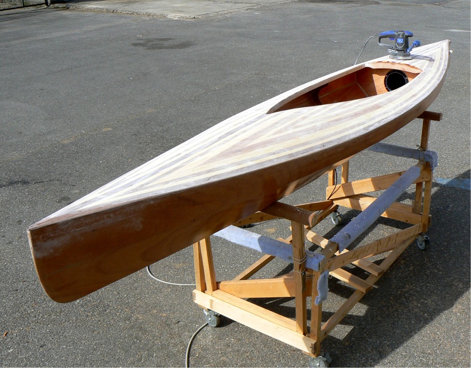 Beau soleil et petit vent : journée idéale pour aller sur l'eau ou poncer... Je choisis le ponçage ! J'ai commencé par le pont, au papier de 120, puis 180 sur la ponceuse orbitale. Je finis au 240 à la main. 