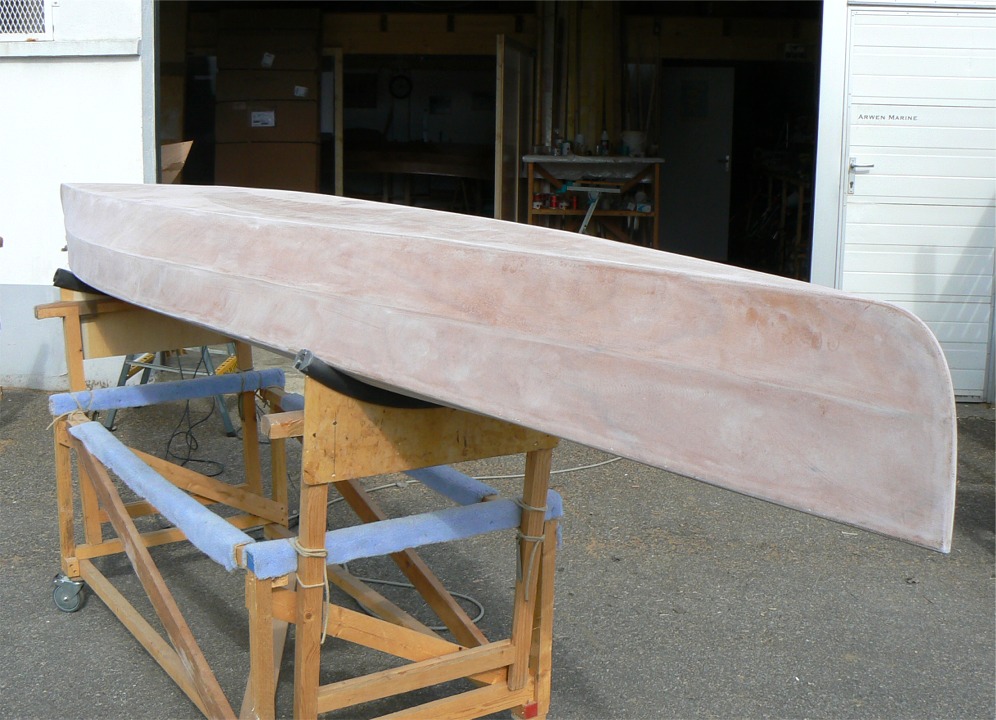 Je ponce ensuite la coque, même ponceuse, mêmes papiers. Le beau loukoum que voilà ! 