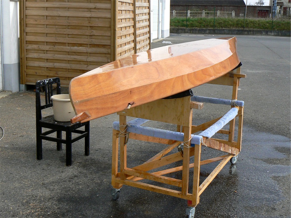 Rinçage à grande eau pour éliminer toute cette poussière. L'eau fait loupe sur l'époxy dépolie et met en valeur tous les défauts éventuels, ce qui permet éventuellement de corriger le tir. 