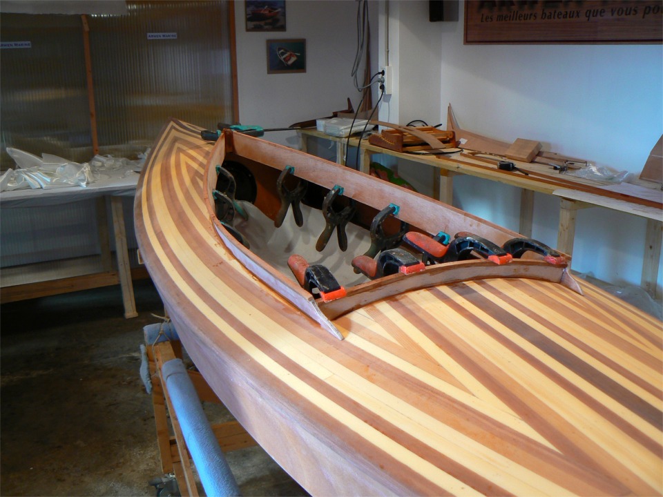 Apr&egrave;s le grand pon&ccedil;age qui cloturait les activit&eacute;s de la semaine derni&egrave;re sur le Mill Creek 13, le moment est enfin venu d'installer l'hiloire du cockpit. Celle-ci est constitu&eacute;e de trois &eacute;l&eacute;ments : deux cot&eacute; joints par un "bloc de nez" sur l'axe du pont et ferm&eacute;s sur l'arri&egrave;re par un petit cot&eacute; perpendiculaire, reprenant le bouge du pont, et un peu plus bas que les cot&eacute;s. Une latte d'acajou couvre la tranche peu gracieuse du contreplaqu&eacute; sur le haut de toute l'hiloire. 