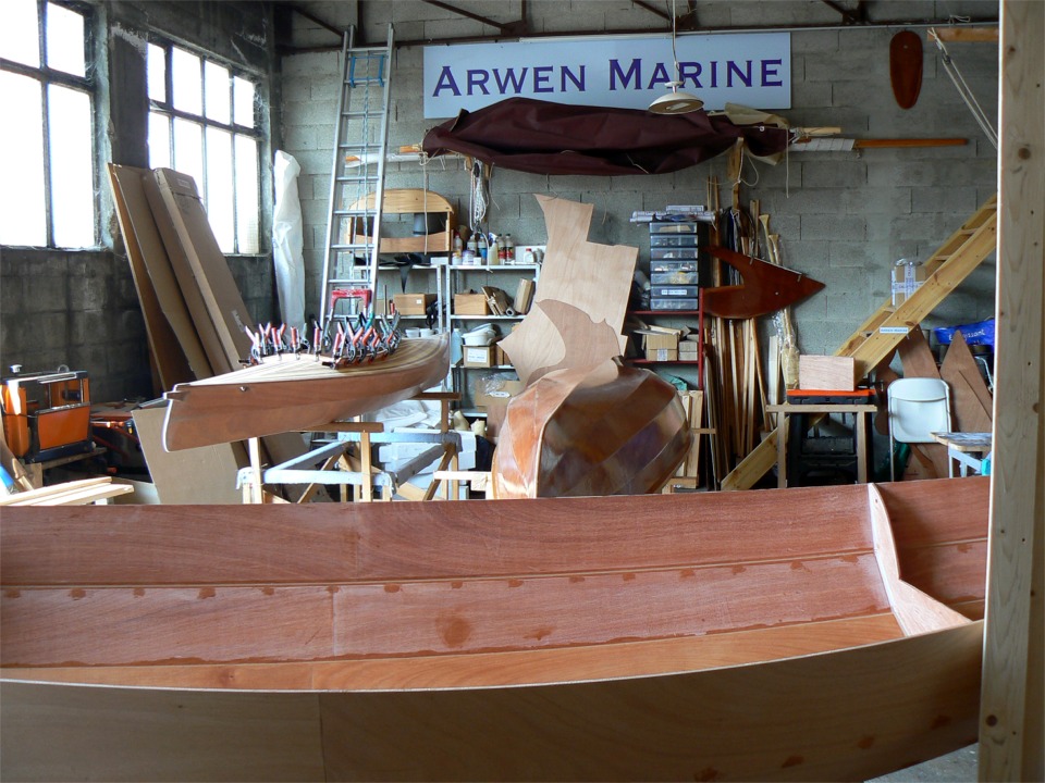 L'atelier est un peu encombré par les trois bateaux en construction : le collage de l'hiloire du Mill Creek durcit ainsi que la seconde couche d'époxy sur l'extérieur du Cavelier, et je viens de repasser une couche sur le joint entre les bordés 2 et 3 du Skerry, ainsi que sur les trous des sutures. 