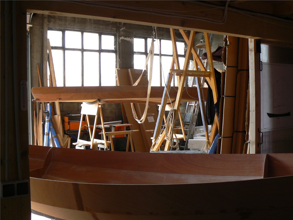 Je trouve amusante cette vue du capharnaum prise depuis la partie "abritée" de l'atelier sous la mezzanine...