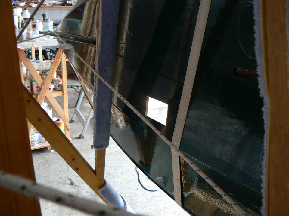 J'ai suspendu "Piff" à ma chèvre afin d'avoir accès aux deux faces de la sole, sans quoi j'aurais passé mon temps à retourner le bateau. De plus la face intérieure est nettement plus confortable d'accès comme cela, on n'a pas à travailler cassé en deux au fond du bateau. Un autre avantage des bateaux légers... 