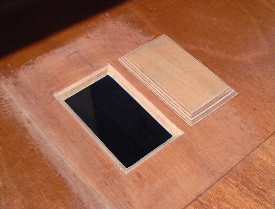 J'ai ensuite taillé un placard se même épaisseur que la sole et à la taille du trou, avec un chanfrein identique à celui de la découpe sur tous ses bords. J'ai remis le bateau à plat pour le collage afin que le placard tienne en place par gravité. 