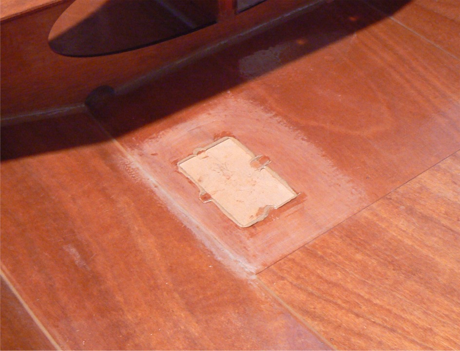 Je procède au collage à l'époxy chargée. Les traces de doigt sur les quatre cotés sont le résultat d'un contrôle au toucher afin de m'assurer que le placard est bien de niveau avec la sole.