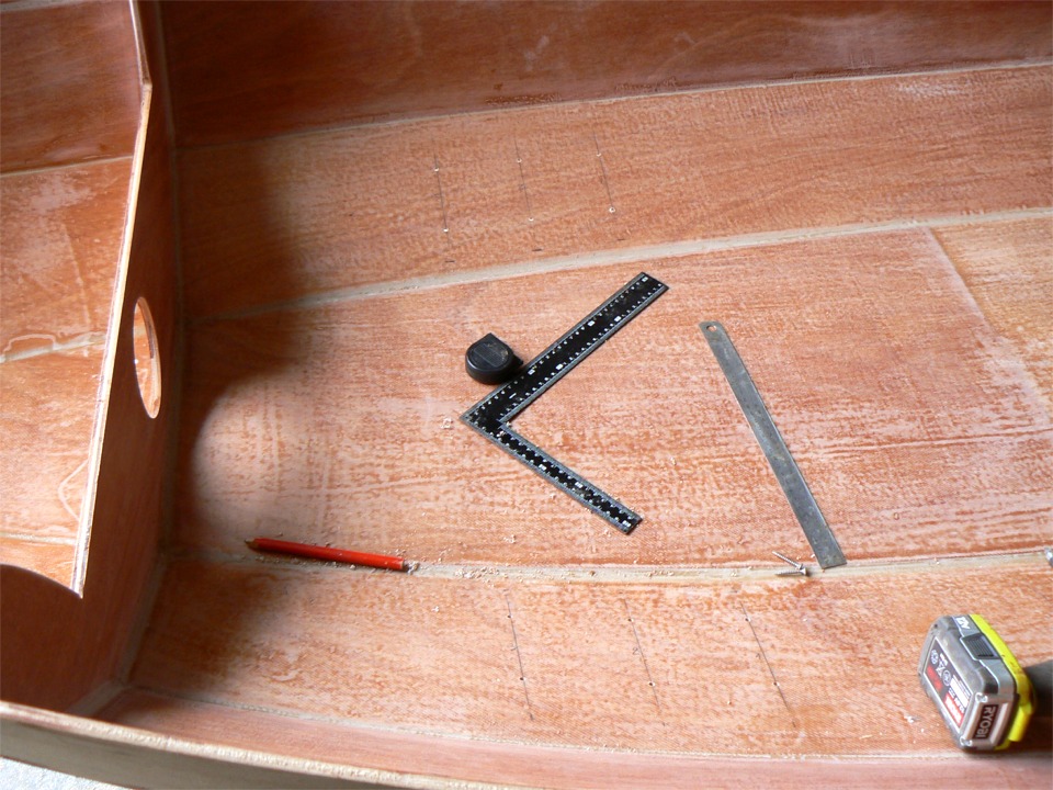 J'ai trac&eacute; puis perc&eacute; pour les vis de fixation des cale-pieds. 