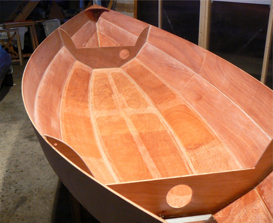 Aussit&ocirc;t apr&egrave;s avoir saupoudr&eacute;, j'arrache l'adh&eacute;sif de masquage, qu'il serait impossible d'enlever apr&egrave;s le durcissement de l'&eacute;poxy. Je passerai encore une ou deux couches d'&eacute;poxy par-dessus les microsh&egrave;res, afin de les "fixer", et cela aura l'avantage d'att&eacute;nuer un peu leur mordant. 