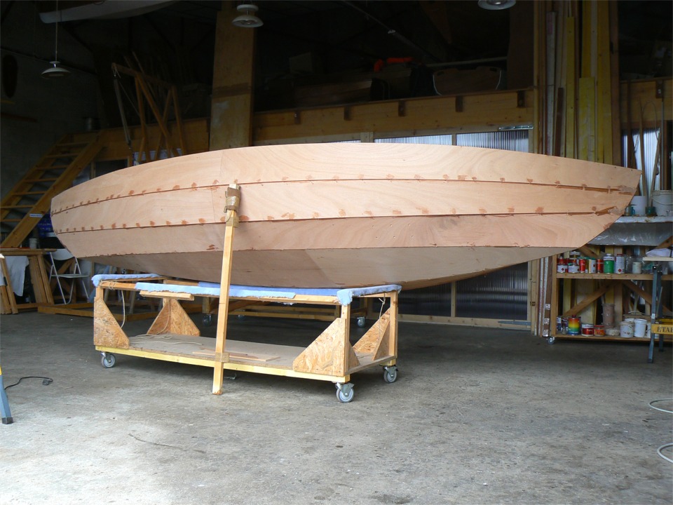 J'ai inclin&eacute; la coque afin de fixer les cale-pieds : dans cette position, je peux acc&eacute;der &agrave; l'int&eacute;rieur et &agrave; l'ext&eacute;rieur de la coque. Chaque cale-pied est coll&eacute; &agrave; l'&eacute;poxy charg&eacute;e et viss&eacute; par deux vis bronze. Si vous atteignez cet angle de g&icirc;te sous voile, accrochez vous &agrave; vos lunettes, car vous &ecirc;tes en train de couler ! Un bateau ouvert comme le Skerry est fait pour naviguer avec un angle de g&icirc;te tr&egrave;s mod&eacute;r&eacute;... 