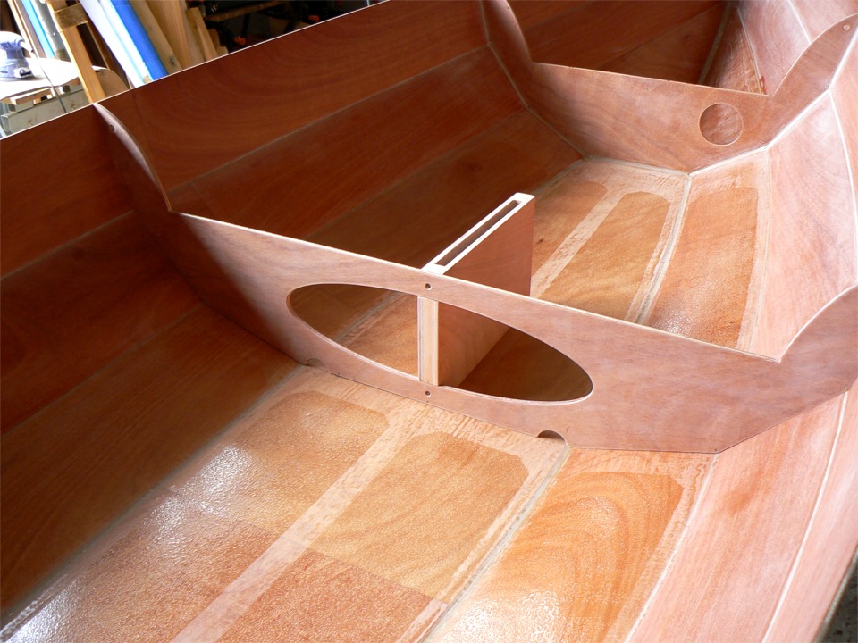 Le temps est venu de remettre la membrure centrale en place : elle est ici juste posée afin de vérifier l'ajustement du puits de dérive, tenu par deux vis dans la membrure et deux autres à travers la sole. Il s'agit ici d'un simple essayage avant le collage. 