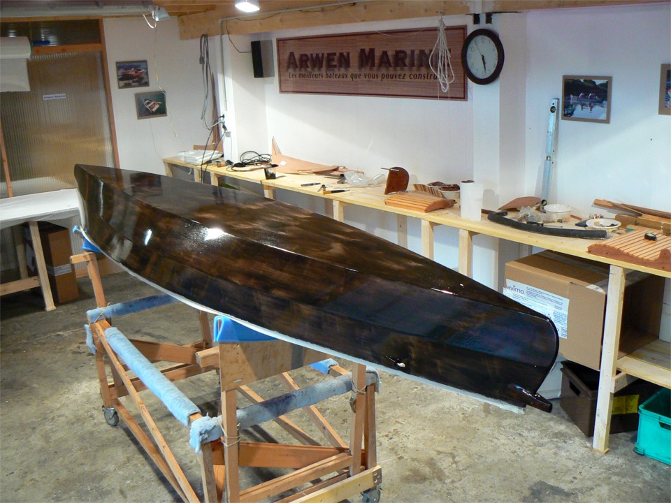 Le vernis ayant assez durci sur le Mill Creek 13, j'ai retourné la coque et commencé la peinture : voici la première couche, dont on voit clairement qu'elle n'est pas assez opaque. C'est prévu, je vais faire trois ou quatre autres couches pour arriver à une opacité correcte. 