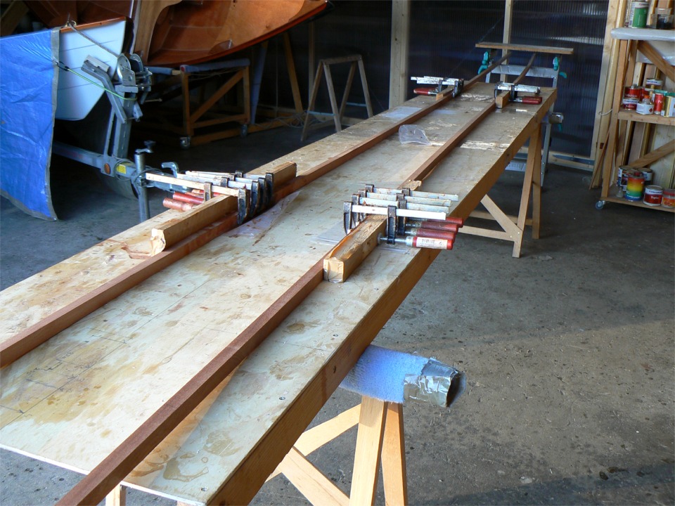 Collage des scarfs des lattes des listons du Skerry. Les listons sont fournis dans le kit en 12 éléments à assembler en quatre lattes (en collant les scarfs déjà coupés) et seront montés en deux plis (deux lattes sur chaque bord). Le compte est bon ! 