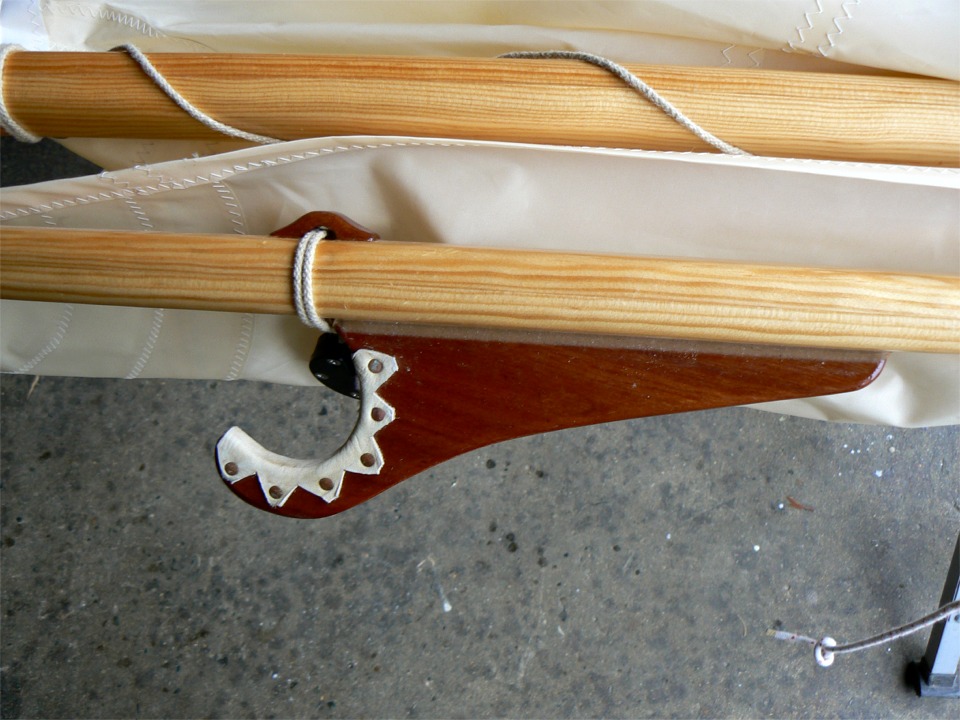 Une petite image à l'attention de Richard, qui m'a mis le nez dedans : il manquait dans le manuel du Skerry les indications sur la confection de l'encornat (le joli mot que voilà !) de bôme pour le gréement au tiers. 