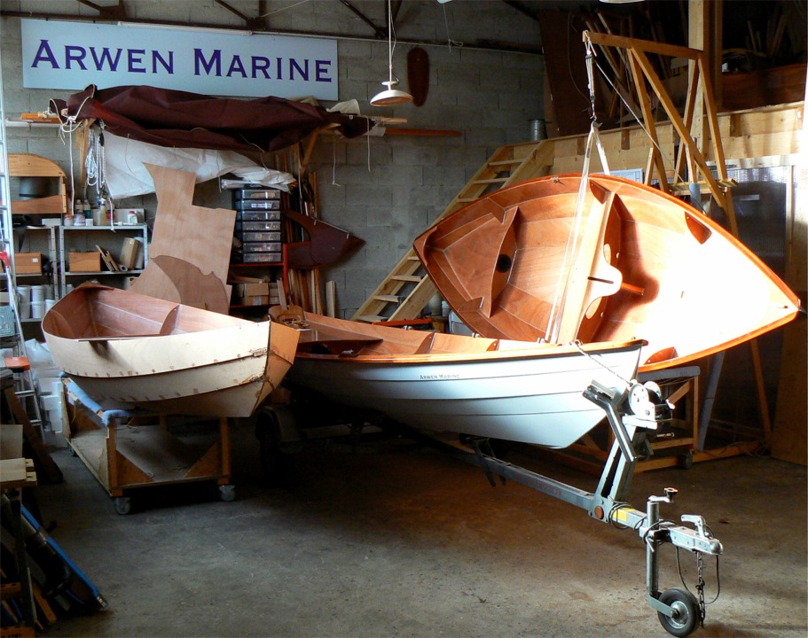 Image vespérale de mon atelier bien encombré : deux Skerry encadrent le Doris 17 sur sa remorque. Le Skerry de gauche est celui que je construis pour le concours du Chasse-Marée, et celui de droite, suspendu à ma chèvre, est celui de Jean-David, construit à l'atelier voilà un an en "construction accompagnée". Sa sole est abîmée suite à un impact sur un objet pointu, et je vais la réparer, voir plus loin. 