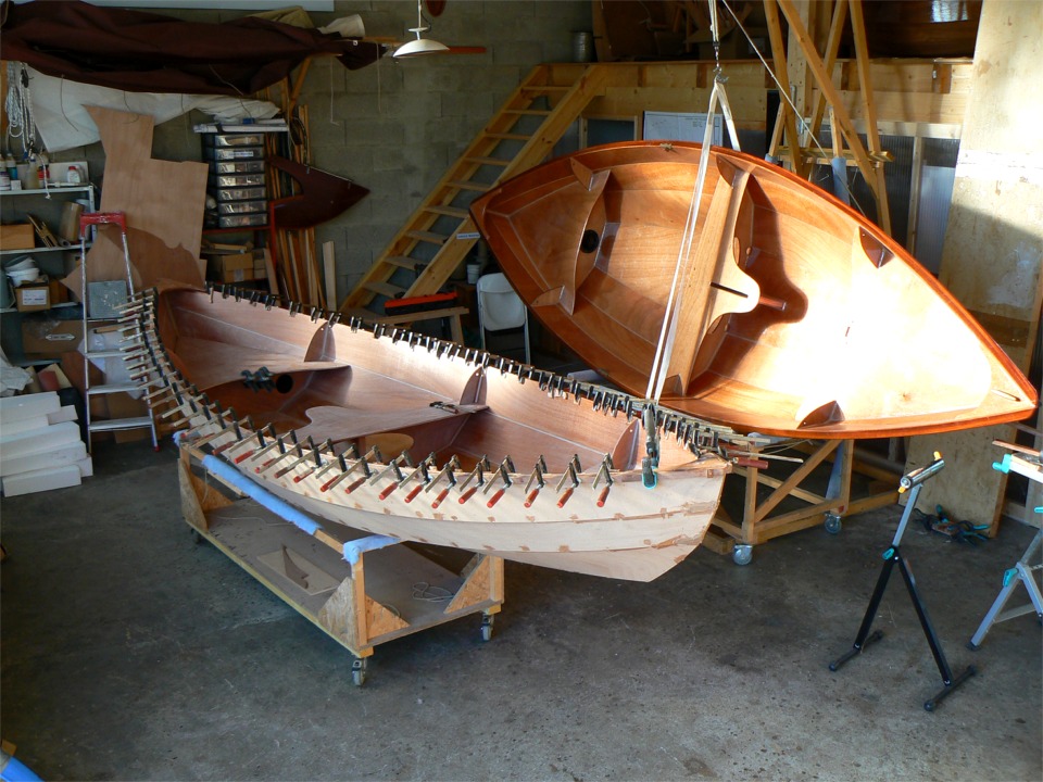 "Piff", le Skerry de Jean-David, est accroché à ma chèvre pour que je puisse travailler sur la réparation de la sole des deux cotés en même temps. 