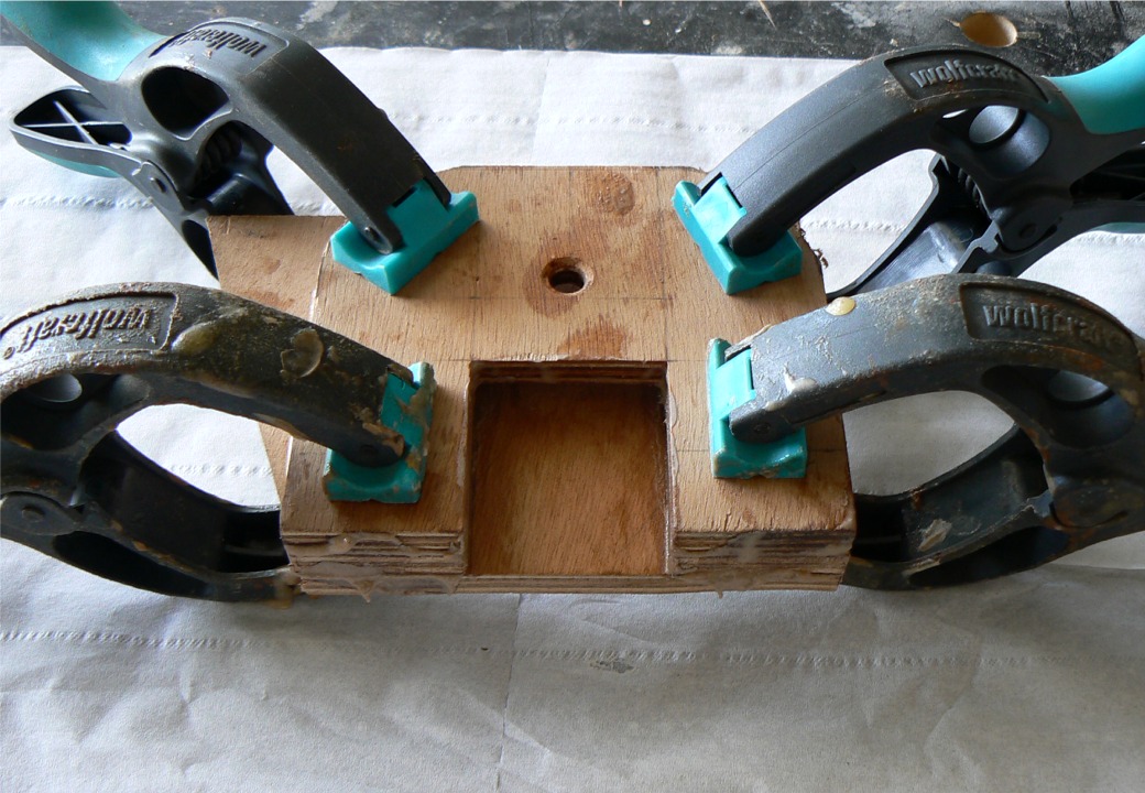 Petit travail en parallèle : je colle le pied de mât du Skerry. Je n'aime pas le pied de mât standard fourni dans le kit, constitué de deux trapèzes de pin et d'une platine en "U". J'ajoute ici un "fond" à ce pied de mât, afin de protéger la sole d'éventuels mâtages musclés, et j'ai remplacé les trapèzes en pin par une simple épaisseur de contreplaqué de 9 mm, comme les deux autres couches qui constituent le pied de mât. 