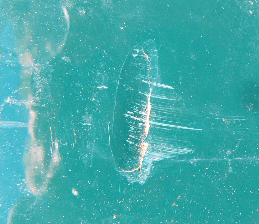 Voici la seule trace visible sur l'extérieur de la sole de "Piff" : le contreplaqué a été poinçonné sur 3 cm de long, en travers, et la stratification est coupée sur une partie de la longueur de la "lèvre" droite du poinçon. Il y a donc eu un impact assez violent avec une pointe métallique (?) présentant une section ovale allongée. Mon premier suspect est le chariot de mise à l'eau de Jean-David, mais il m'a assuré qu'il a un alibi en béton... 