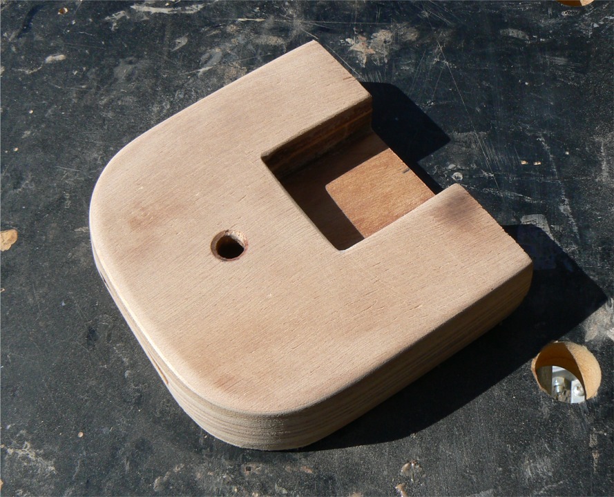 Et voilà ce que cela donne après finition. Il ne reste plus qu'à passer le tout à l'époxy avant de coller-visser ce pied de mât au pied de la membrure avant. 