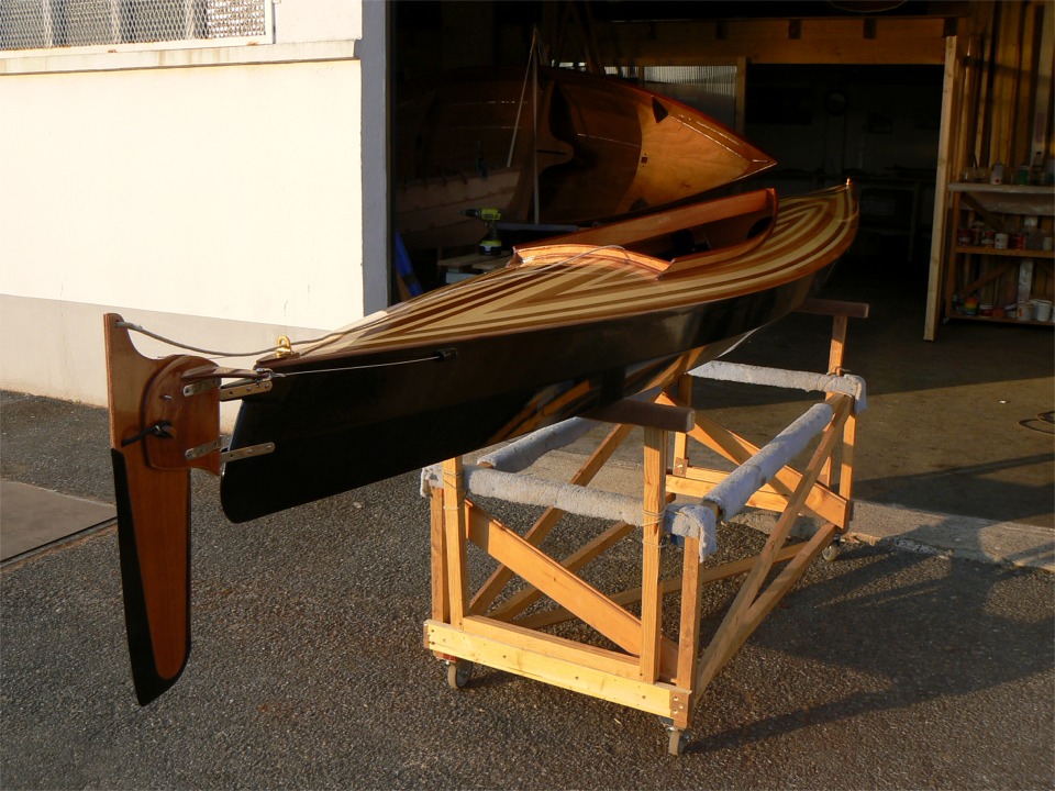 J'ajoute ces trois images ce vendredi soir, car le Mill Creek 13 est enfin montrable. Je viens de monter l'essentiel des "accessoires" : pontets de pont et gouvernail. Il reste encore quelques petites choses à faire et il est prêt à naviguer.