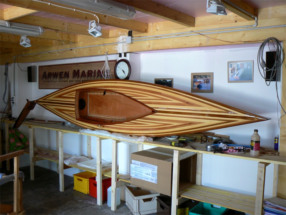 Je l'ai pos&eacute; sur l'&eacute;tabli, inclin&eacute; sur la tranche, afin de fixer les boucles de r&eacute;glage de l'inclinaison du dossier du si&egrave;ge en petites lattes. On voit tr&egrave;s bien les cr&eacute;maill&egrave;res jumelles qui permettent de positionner le si&egrave;ge sur quatre "crans", et ainsi de r&eacute;gler de fa&ccedil;on optimale l'assiette du kayak. 