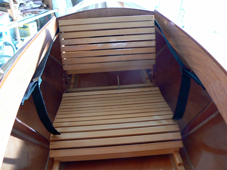 Et voil&agrave; le dossier lev&eacute;. Les sangles sont fix&eacute;es suffisamment en avant pour la position la plus avanc&eacute;e du si&egrave;ge, et elles sont assez longues pour la position la plus recul&eacute;e. Le petit bout de garcette que l'on distingue sur l'arri&egrave;re de l'assise passe par quatre pitons laiton &agrave; l'int&eacute;rieur de l'assise et tiennent celle-ci aux cr&eacute;maill&egrave;res par deux autres pitons &agrave; travers lesquels la garcette coulisse librement sur les quatre positions de r&eacute;glage. 