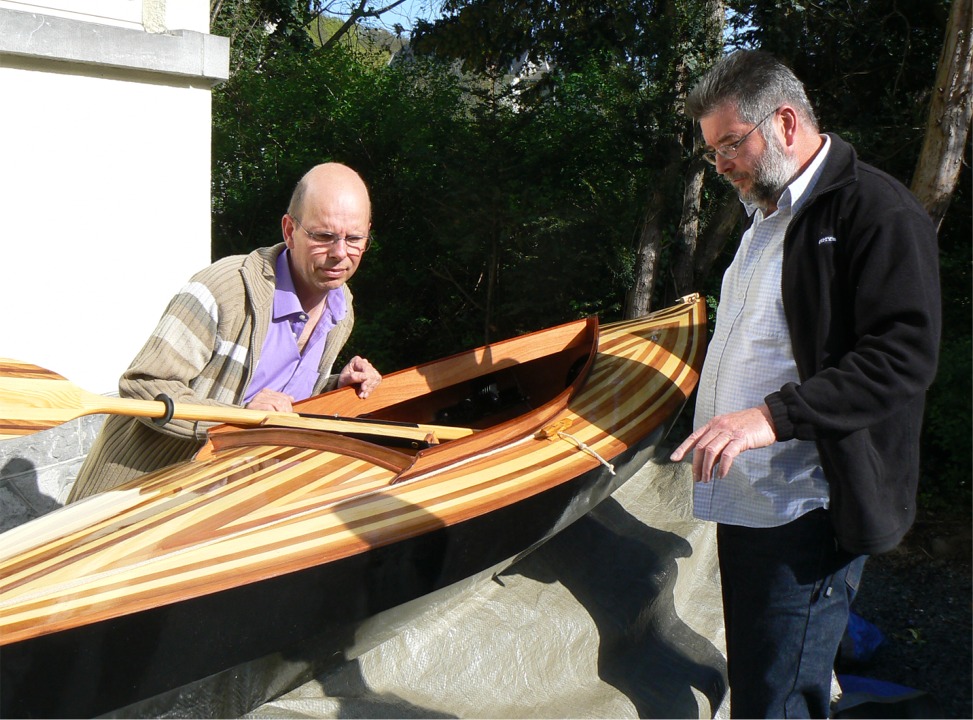 Je fais la visite de son kayak à Philippe, qui inspecte l'intérieur du cockpit. 