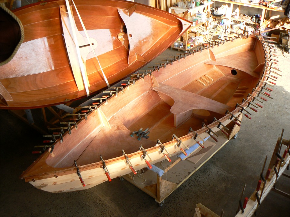 J'ai coll&eacute; le second pli des listons sur le Skerry du concours du Chasse-Mar&eacute;e, et j'ai fix&eacute; le pied de m&acirc;t (coll&eacute; &agrave; l'&eacute;poxy et viss&eacute; &agrave; travers la sole). J'ai aussi r&eacute;alis&eacute; une vergue de 3.20 m de long, que l'on aper&ccedil;oit en cours de collage en bas &agrave; droite de l'image, pour Alain qui veut &eacute;quiper son PassageMaker d'une voile carr&eacute;e pour naviguer sur la Loire. 