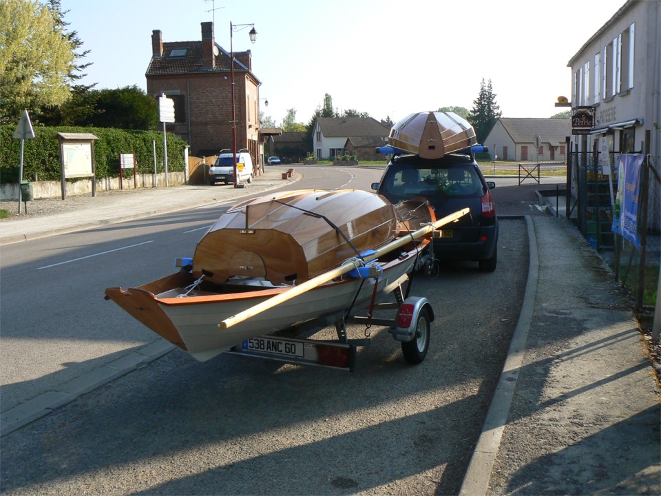 Cette semaine est pass&eacute;e tr&egrave;s vite, et j'ai l'impression de n'avoir rien fait avant qu'il soit temps de se mettre en route pour aller au lac d'Orient, car le moment de baptiser "ZO" &eacute;tait enfin arriv&eacute; ! J'ai le Doris 17 et la Prame d'Eastport sur la remorque, et le Doris 12 sur les barres de toit. 