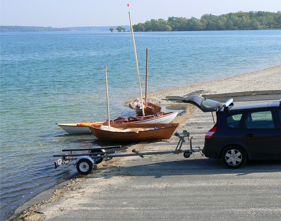 Je décharge mes bateaux sur l'impériale cale de mise à l'eau du Mesnil-St-Père. Il ne fait encore que 7° et il n'y a presque pas d'air. 