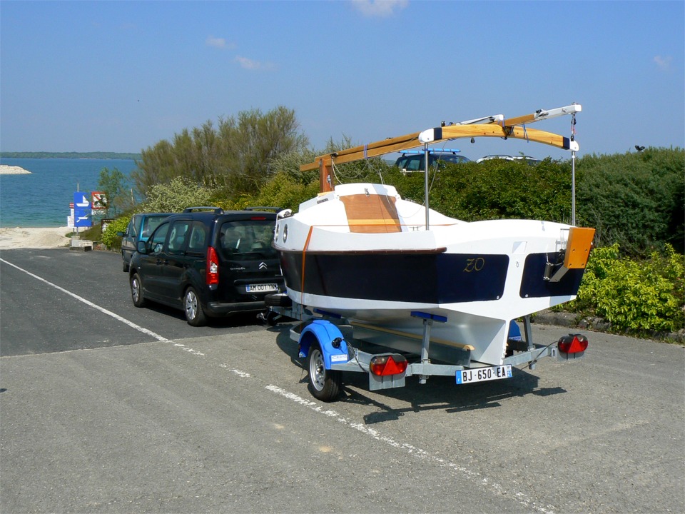Et voici l'arriv&eacute;e de la star de ce rassemblement : le PocketShip "ZO" construit par Bruno, et qui n' encore jamais touch&eacute; l'eau. 