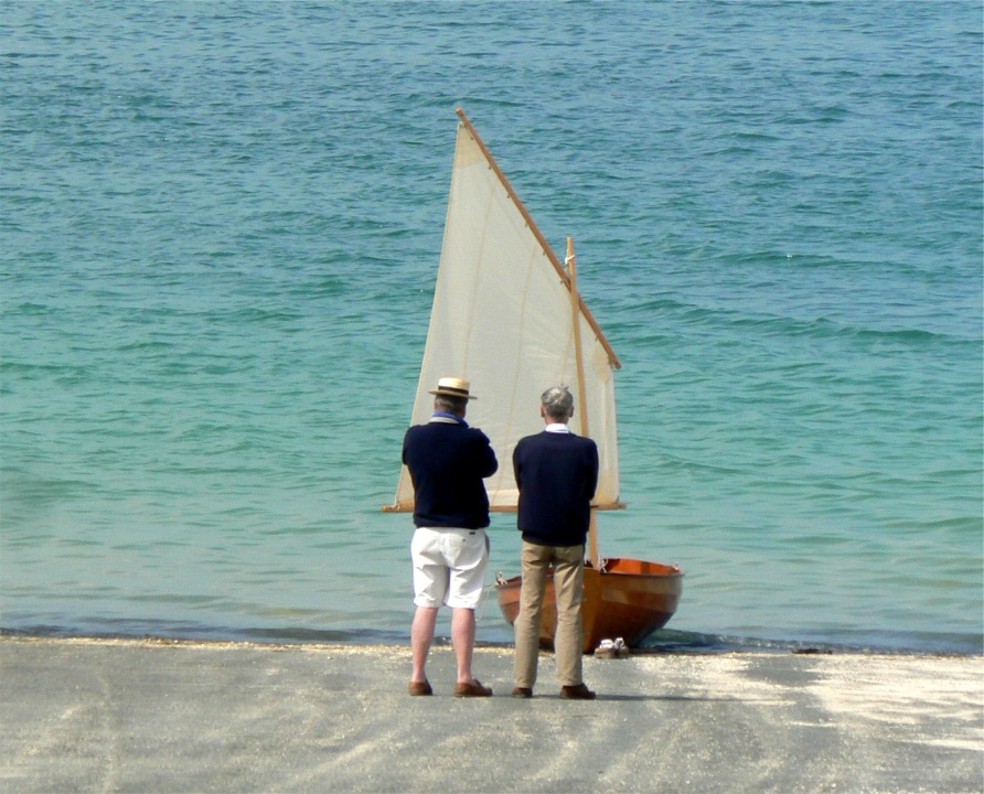 Igor a pris cette amusante image d'Hervé et moi devisant devant le Doris 12 au bas de la cale. 